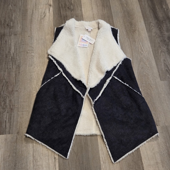 Marlow Faux Shearling Vest - Picture 3 of 7